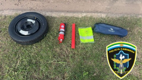 Detienen a un joven con una rueda de auxilio y kit de seguridad