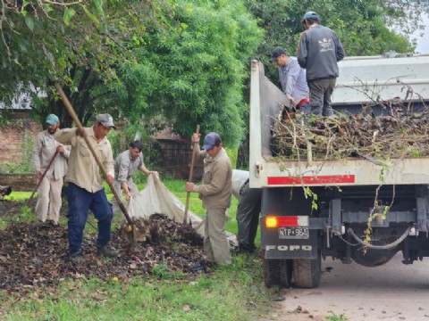 Colonia Elisa refuerza operativos de limpieza para prevenir anegamientos y mejorar los espacios públicos