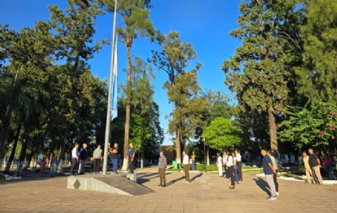 Honor y memoria en la Plaza Central: Colonia Elisa homenajeó a los héroes de Malvinas