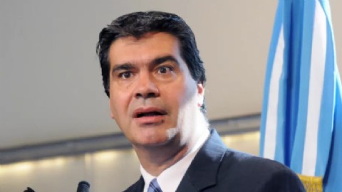 VIDEO | Jorge Capitanich besó a un maniquí pensando que era una persona