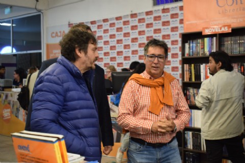 Desde la FIL, junto a Pigna, el intendente marcó la importancia de "fomentar la cultura a través de la lectura"