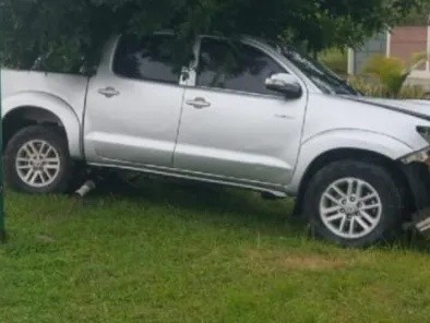 Automovilista se durmió e impactó contra poste de alumbrado en la entrada de Makallé