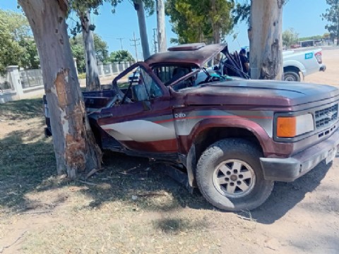 Un hombre perdió el control de su camioneta y terminó impactando contra un árbol en Charata