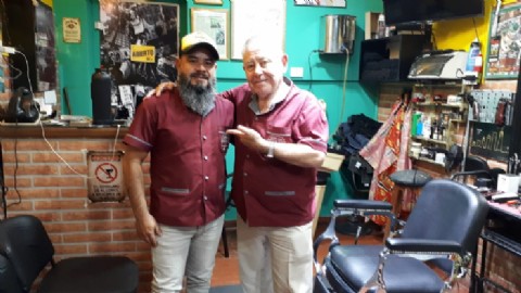 Familia de peluqueros y tres generaciones de clientes, "un lugar de encuentro" solo para el hombre