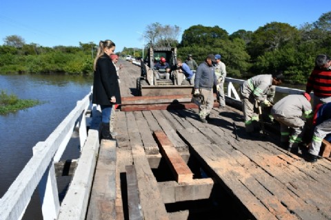 Reparan el puente de acceso y realizan limpieza de compuertas en Laguna Blanca