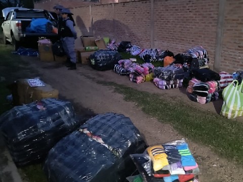 Detectaron una camioneta cargada de mercadería ilegal en zona rural de Colonia Popular