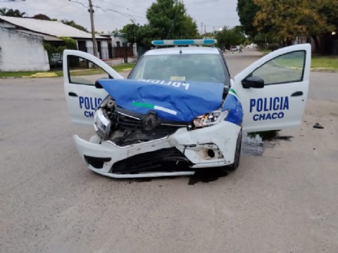 Patrullero protagonizó un fuerte choque con un auto al acudir a un robo en Resistencia