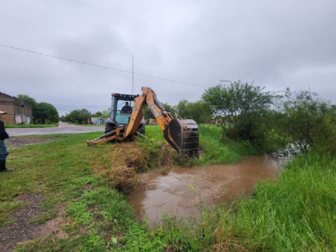 El Municipio de Colonia Elisa despliega un operativo para garantizar el escurrimiento del agua