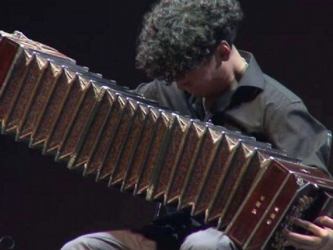 El bandoneonista Agustín Puyol fue ovacionado por el público en la Fiesta Nacional del Chamamé