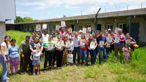 Denuncian que el intendente de Margarita Belén entregó viviendas ilegalmente