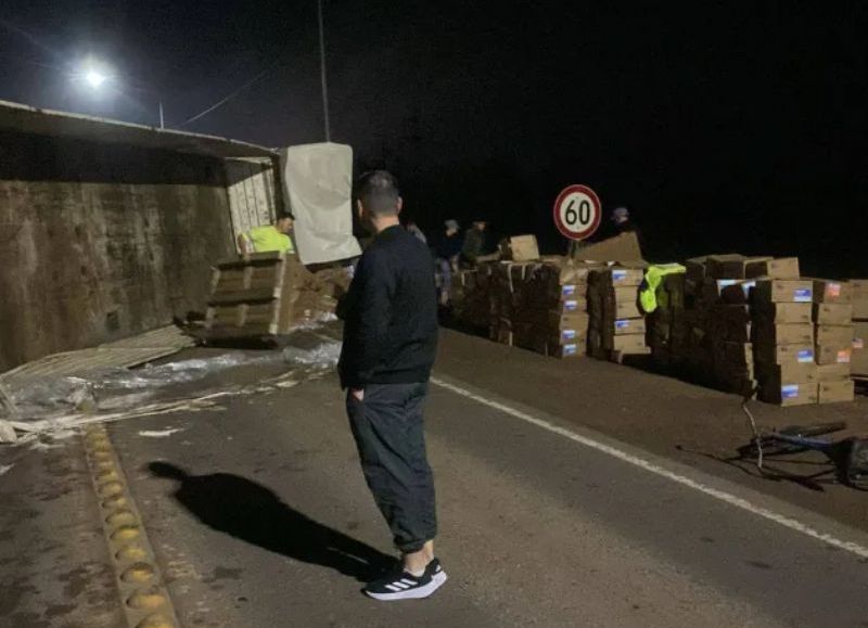 Volcó el acoplado de un camión que transportaba cajas de postres en Quitilipi