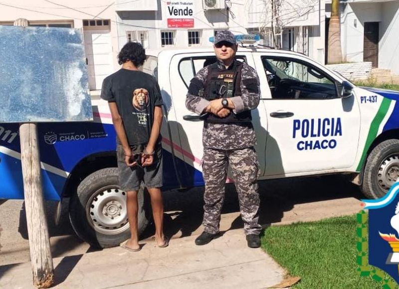 Tras una rápida intervención, detuvieron a un joven que robó un cartel en Sáenz Peña