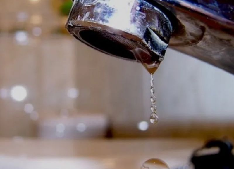 Malestar en vecinos que sufren la falta de agua en el Gran Resistencia