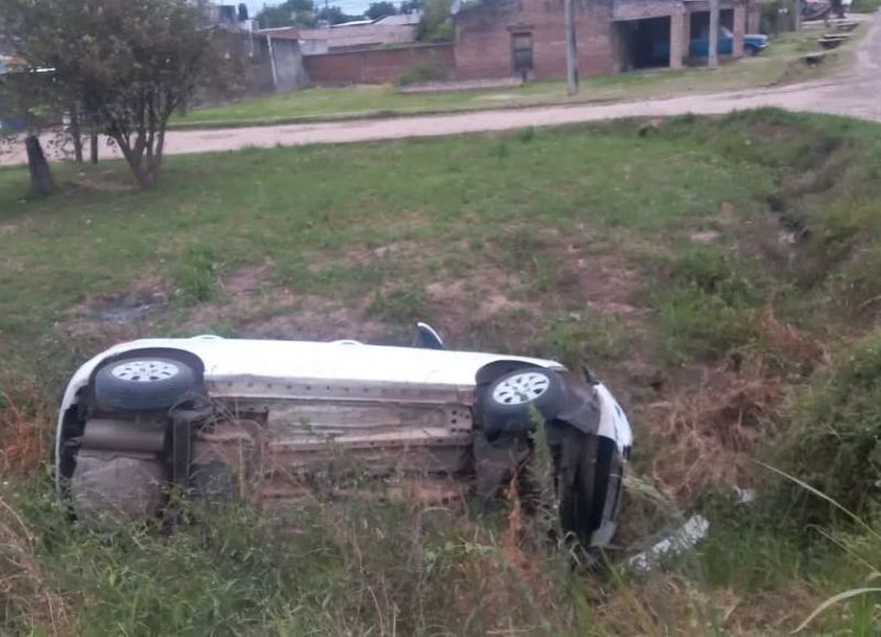 General San Martín: perdió el control de su auto y terminó en una alcantarilla