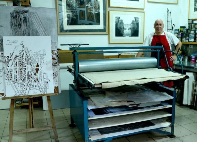 VIDEO | Mediante la “xilografía”, el artista Leonardo Gotleyb retrata las sombras y el caos de la vida