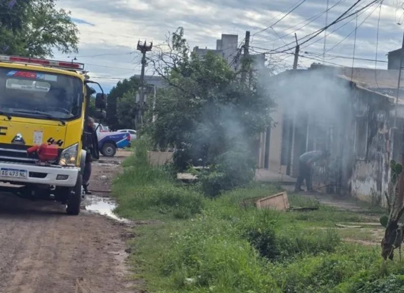 Efectivos policiales rescataron a dos personas de un incendio en Resistencia
