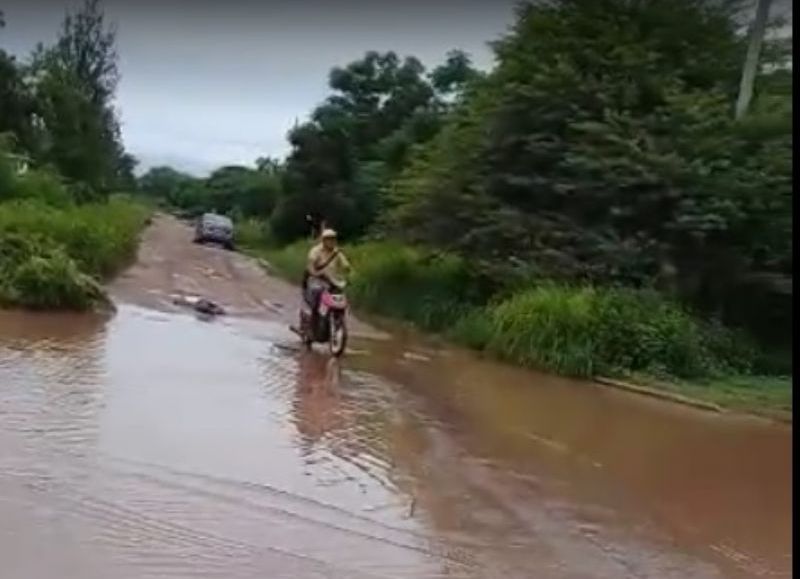 Taco Pozo no tiene agua en las casas, pero sí en las calles, además de basura y desagües tapados