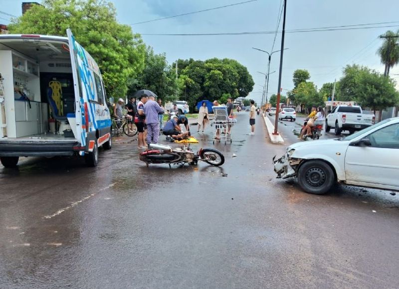 Motociclista terminó en el hospital tras colisionar con un auto en Barranqueras