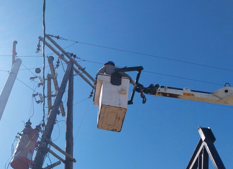 En Basail, Secheep culminó la reparación de la red eléctrica dañada por incendios rurales