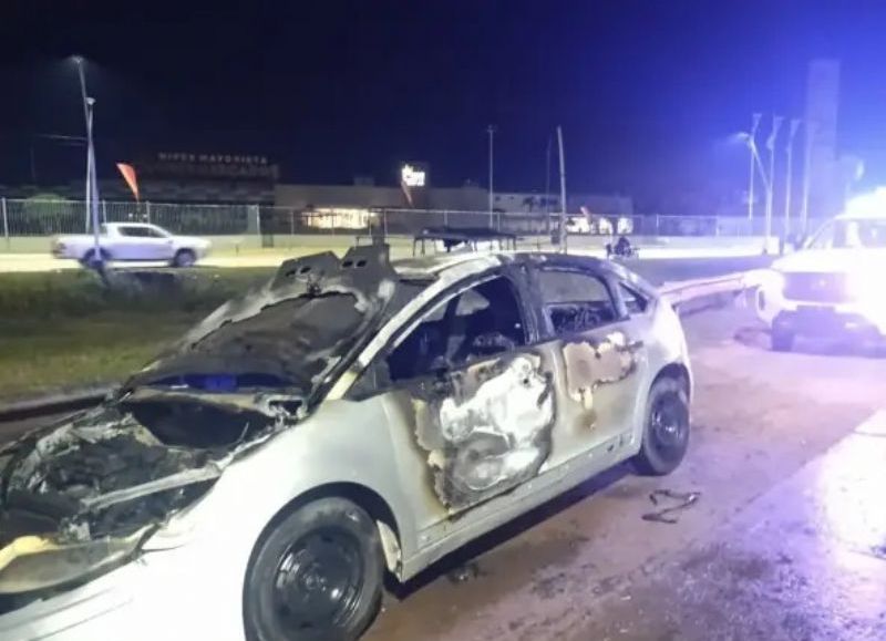 Un automóvil se incendió y terminó destruido sobre la Ruta 16 en Resistencia