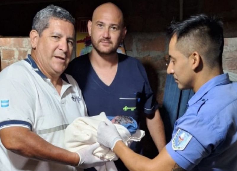 Efectivos policiales asistieron a una madre que estaba dando a luz en su vivienda en Fontana
