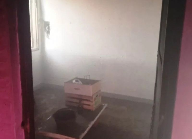 Juan José Castelli: tenían frío y prendieron un neumático para "calefaccionar" la casa