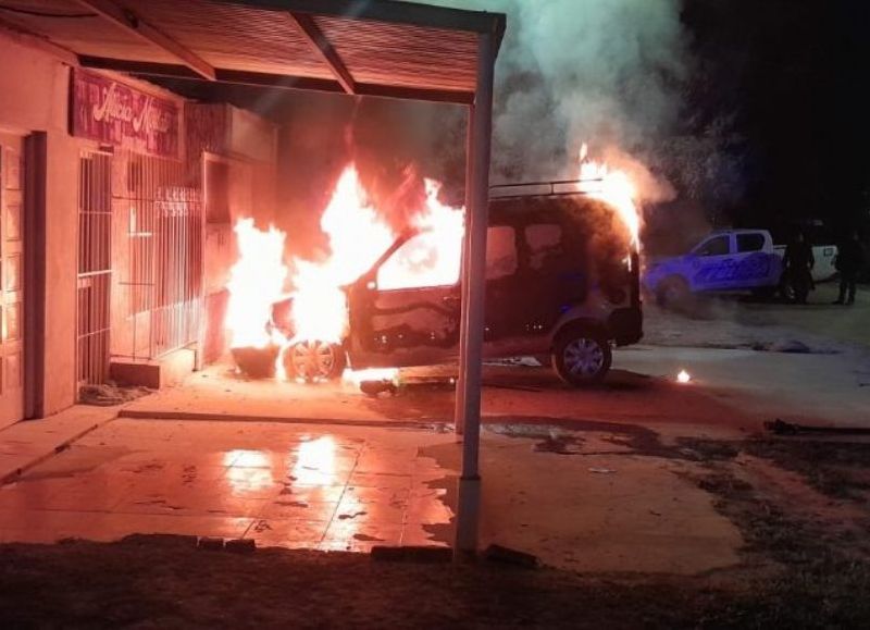 Fontana: dejó su vehículo estacionado en la vereda y lo encontró incinerado