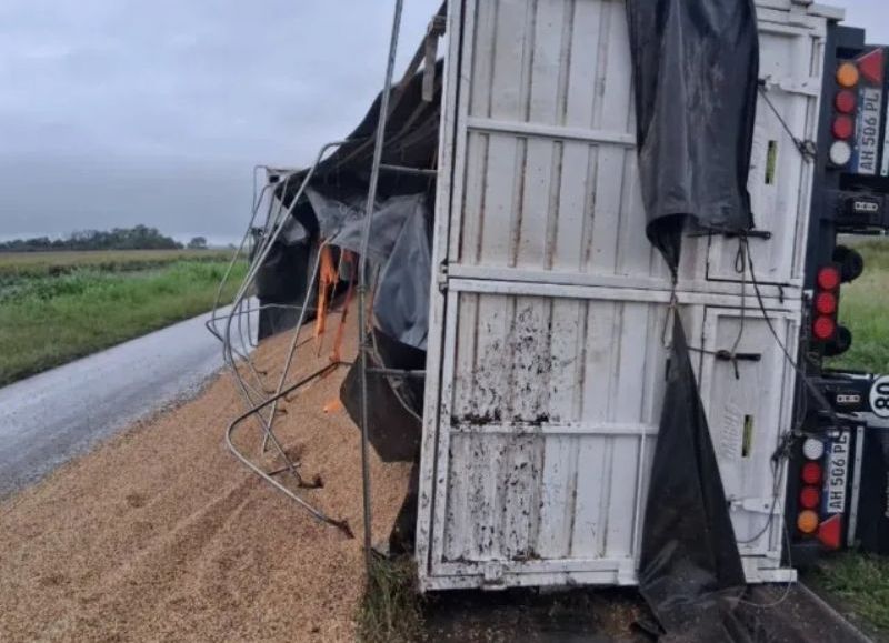 Un camión cargado con soja despistó y volcó cerca de General Pinedo