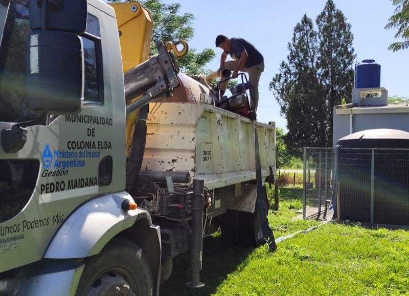 El Municipio refuerza el traslado de agua para familias, escuelas y productores rurales de Colonia Elisa