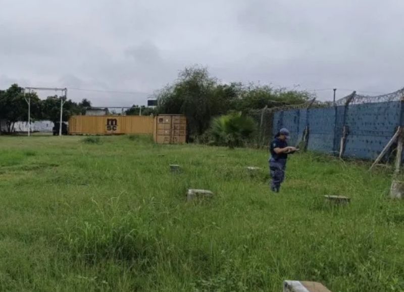 Investigan la muerte de un hombre hallado en un predio en Fontana