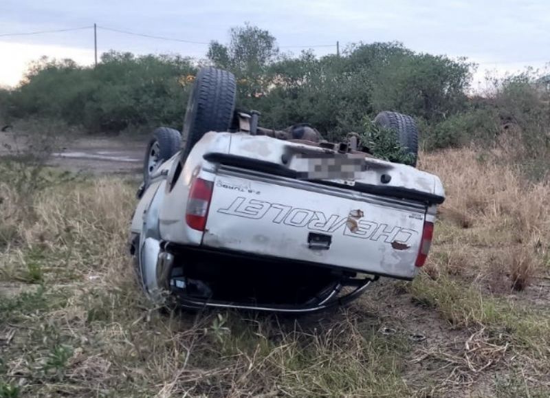 Dos personas lesionadas tras el vuelco de una camioneta en General Pinedo