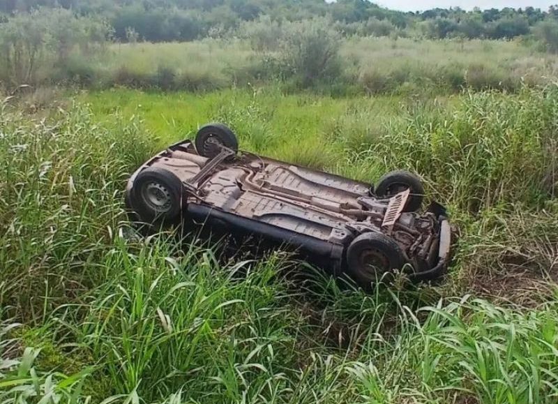 Una mujer resultó con lesiones tras el despiste y vuelco de su automóvil en Tres Isletas