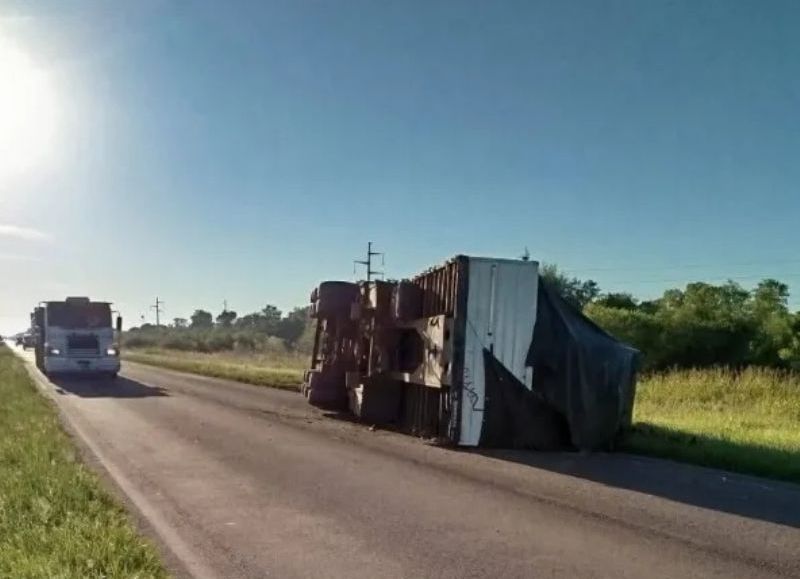Volcó un camión sobre la Ruta 16 en Presidencia de la Plaza
