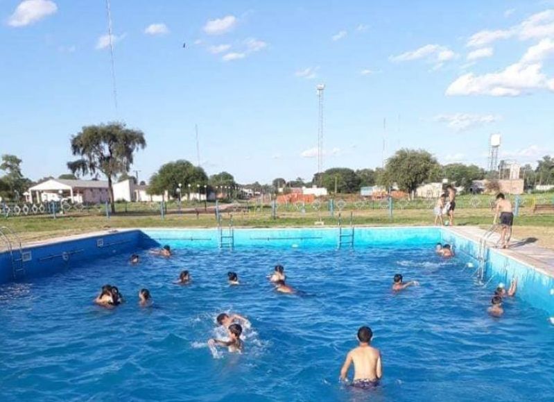 Habilitan natatorio municipal en Fuerte Esperanza con gran concurrencia