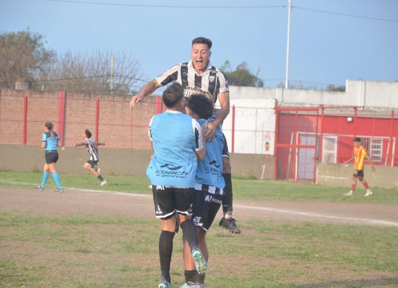 For Ever se impuso en el clásico ante Sarmiento y festejó en el último partido del Apertura