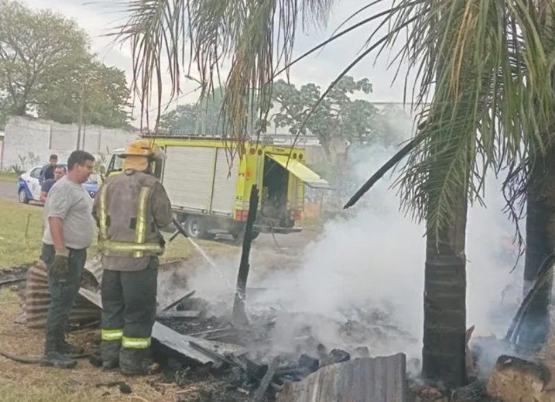 Un incendio destruyó un puesto de ventas en Resistencia