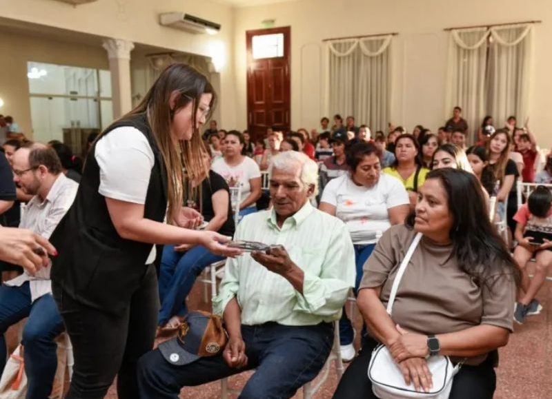 Vecinos de Sáenz Peña recibieron anteojos de receta en forma gratuita