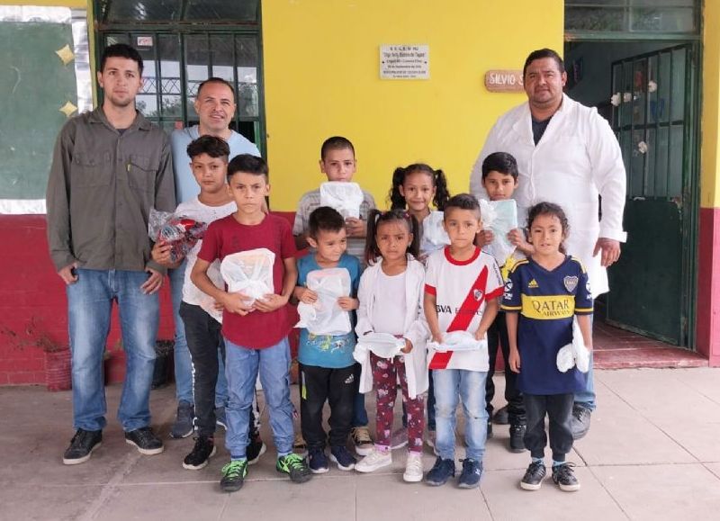 Colonia Elisa: el intendente Maidana entregó kits escolares en dos instituciones