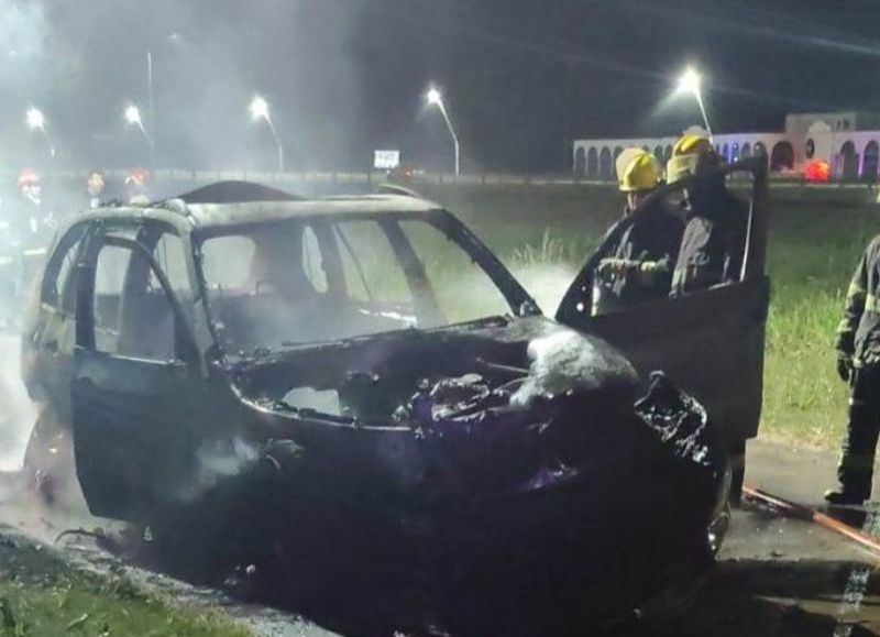 Bomberos sofocaron el incendio de un automóvil en Resistencia