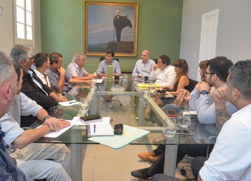 El intendente busca garantizar el servicio de colectivo y por eso llamó a la UTA y la Cetach