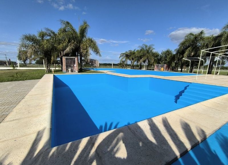 La Municipalidad de Laguna Blanca finalizó la limpieza y pintura del complejo natatorio