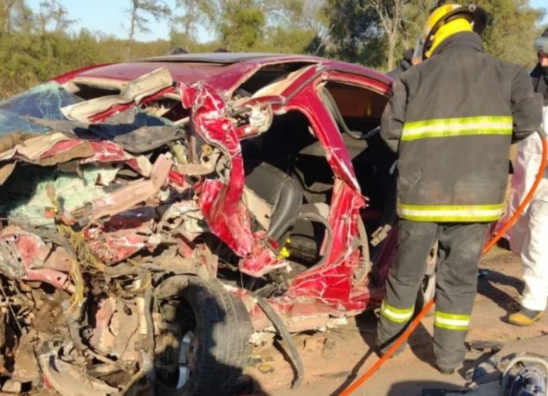 Dos personas perdieron la vida y quedaron atrapadas en sus autos tras un accidente en la Ruta 16