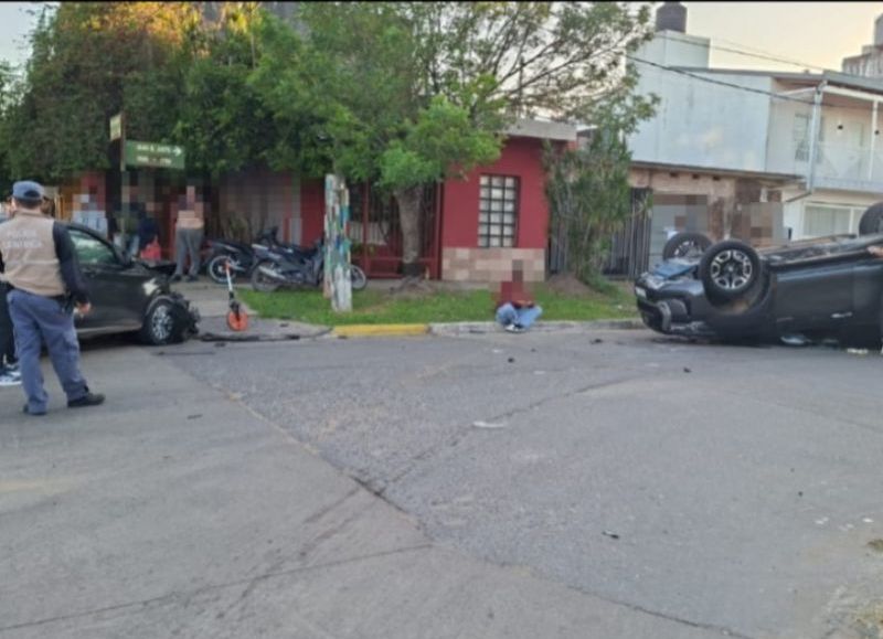 Una camioneta volcó tras un choque con un auto en Resistencia