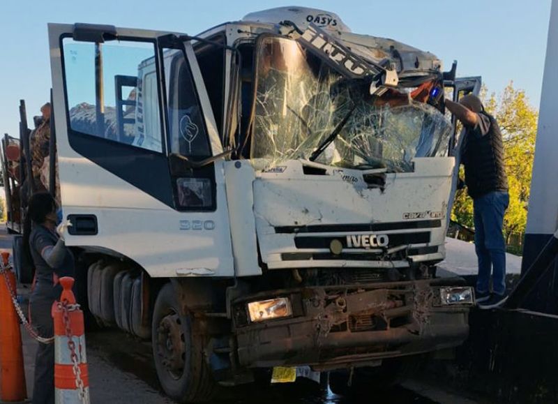 Un chofer quedó atrapado en la cabina luego de un fuerte choque de camiones en el peaje de Makallé