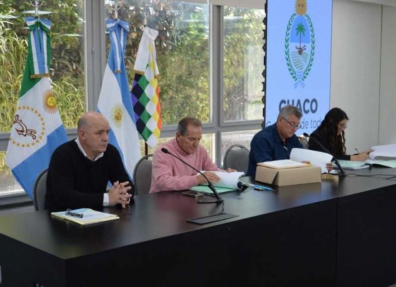 Apertura de sobres para la construcción de alcantarillas en el canal Río Muerto - Las Colonias