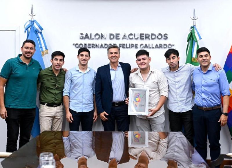 El gobernador Zdero recibió al grupo Trinar, tras su destacada actuación en Cosquín