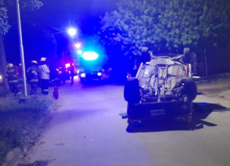 Un automóvil volcó tras chocar contra un poste en Sáenz Peña