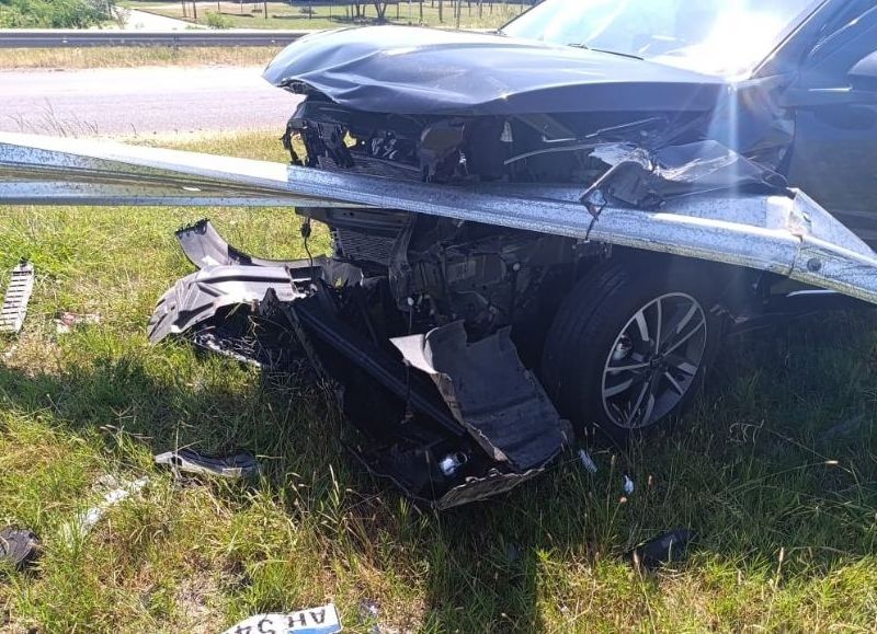 Un automóvil impactó contra un guardarraíl en el Acceso Norte de Resistencia