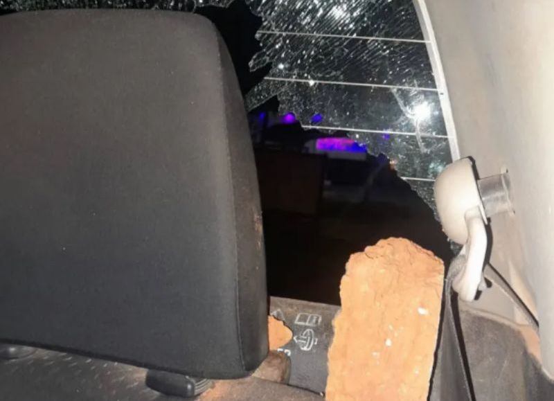 Detuvieron a dos hombres por atacar un móvil policial en Sáenz Peña