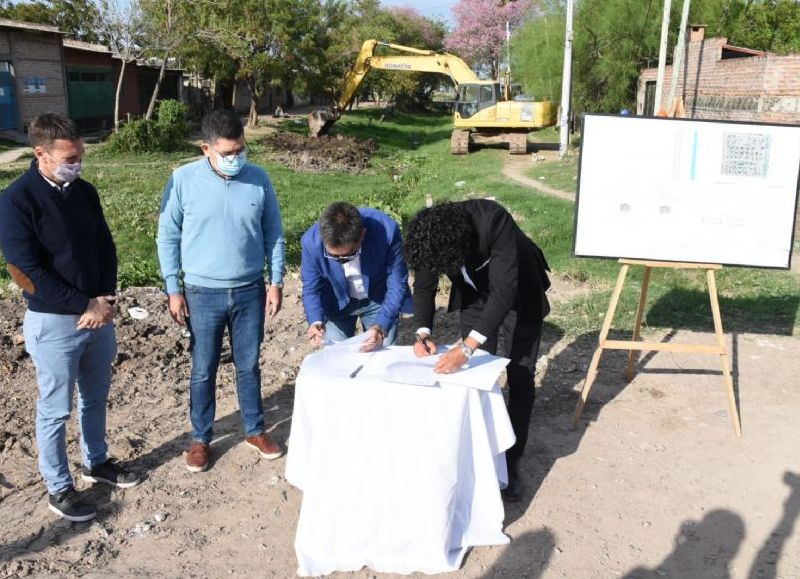 Martínez firmó el contrato para una obra clave: los desagües estructurales en la calle Duvivier